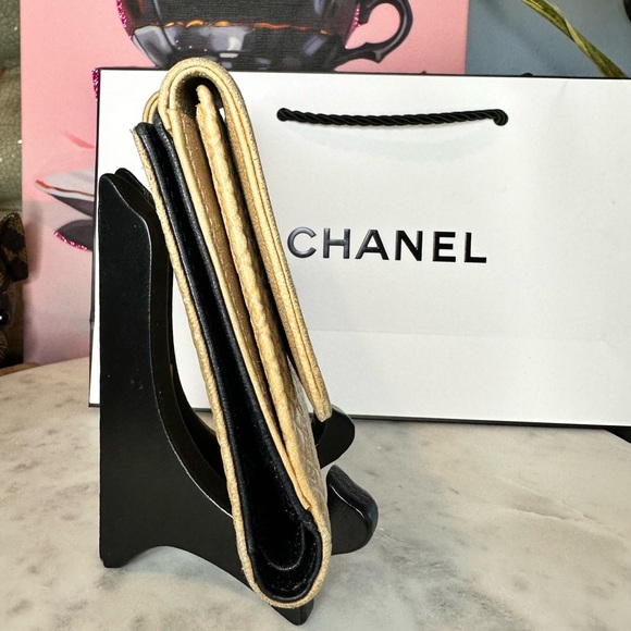 Chanel Beige Compact Wallet - Picture 2 of 16
